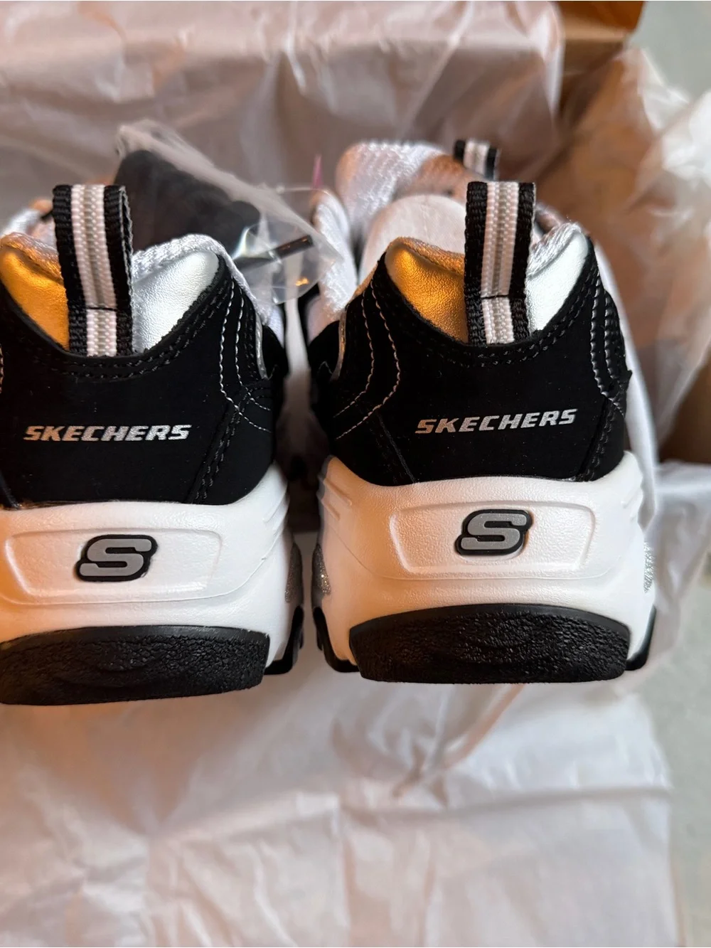 Skechers D’Lites Biggest Fan 11930/BKW Women’s Size 6 Black White NIB